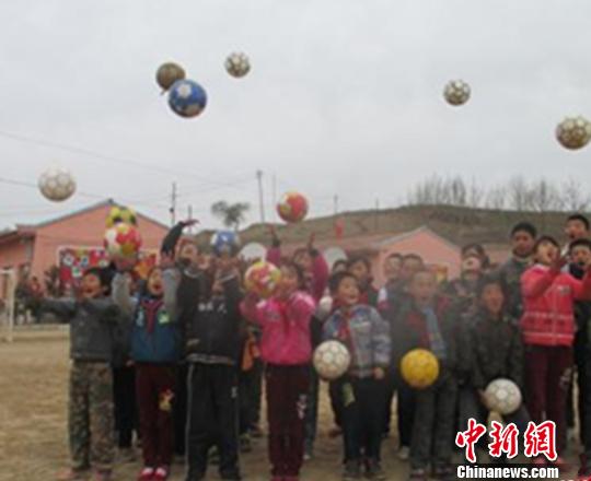 圖為甘肅省榆中縣中連川小學(xué)的“足球小將“合影。(資料圖) 史靜靜 攝 圖為甘肅省榆中縣中連川小學(xué)的“足球小將“合影。(資料圖) 史靜靜 攝